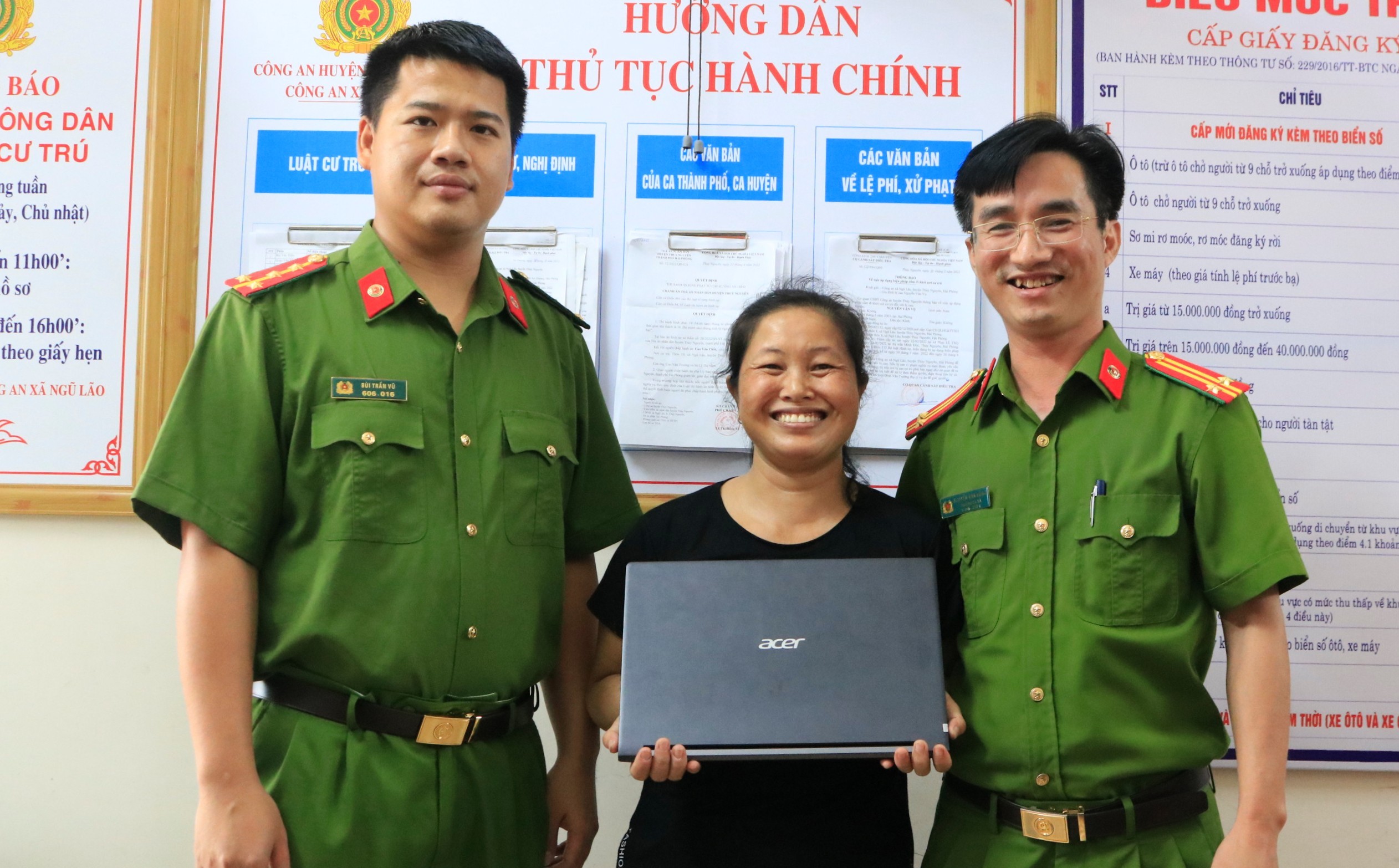 Công an xã Phả Lễ và Ngũ Lão tìm và trao trả tài sản cho người bỏ quên